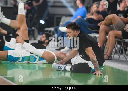 Ljubjlana, Slovenia. 17th ago, 2022. Luka Doncic di Slovenia si scalda durante il basket internazionale amichevole tra Slovenia e Serbia all'Arena Stozice. (Foto di Milos Vujinovic/SOPA Images/Sipa USA) Credit: Sipa USA/Alamy Live News Foto Stock