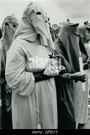 Penitenti in fila che partecipano alla settimana Santa di Pasqua o alla processione di Semana Santa a Quito, in Ecuador Foto Stock