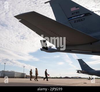 Piloti e capi equipaggio con la 914th Air Refueling Wing camminano intorno alla coda di un KC-135 Stratotanker durante un'ispezione preflight 15 agosto 2022, sulla linea di volo presso la Niagara Falls Air Reserve Station, New York. I controlli di preaccensione sono completati per i componenti interni ed esterni del KC-135 prima del decollo per garantire la massima sicurezza per l'equipaggio e misure preventive per l'aeromobile. (STATI UNITI Air Force foto di Senior Airman Kelsey Martinez) Foto Stock