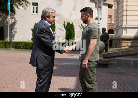 Lviv, Ucraina. 18th ago, 2022. Il presidente ucraino Volodymyr Zelenskyy, a destra, accoglie con favore il segretario generale delle Nazioni Unite Antonio Guterres, in arrivo per le discussioni, il 18 agosto 2022 a Lviv, Ucraina. I due leader hanno discusso la sicurezza della più grande centrale nucleare europea a Zaporizhzhia e l'iniziativa delle Nazioni Unite sulle esportazioni di cereali. Credit: Ufficio stampa presidenziale Ucraina/Presidenza Ucraina/Alamy Live News Foto Stock