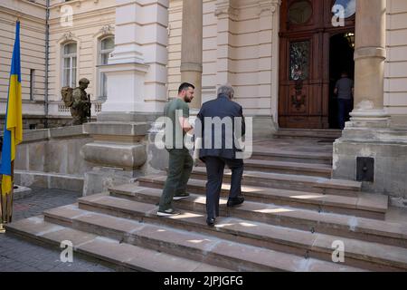 Lviv, Ucraina. 18th ago, 2022. Il presidente ucraino Volodymyr Zelenskyy, partito, accompagna il Segretario generale delle Nazioni Unite Antonio Guterres, per discussioni bilaterali, 18 agosto 2022 a Lviv, Ucraina. I due leader hanno discusso la sicurezza della più grande centrale nucleare europea a Zaporizhzhia e l'iniziativa delle Nazioni Unite sulle esportazioni di cereali. Credit: Ufficio stampa presidenziale Ucraina/Presidenza Ucraina/Alamy Live News Foto Stock