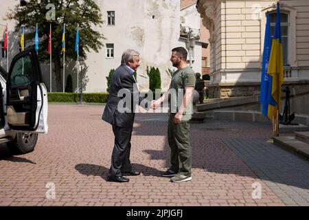 Lviv, Ucraina. 18th ago, 2022. Il presidente ucraino Volodymyr Zelenskyy, a destra, accoglie con favore il segretario generale delle Nazioni Unite Antonio Guterres, in arrivo per le discussioni, il 18 agosto 2022 a Lviv, Ucraina. I due leader hanno discusso la sicurezza della più grande centrale nucleare europea a Zaporizhzhia e l'iniziativa delle Nazioni Unite sulle esportazioni di cereali. Credit: Ufficio stampa presidenziale Ucraina/Presidenza Ucraina/Alamy Live News Foto Stock