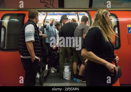 Londra, Regno Unito. 18th ago, 2022. La sera non vi sono treni fuori terra, mentre il sindacato RMT intraprende un'azione industriale per protestare contro le condizioni di retribuzione e di pensione offerte dalle compagnie ferroviarie. Di conseguenza, i residenti del sud di Londra hanno trovato il servizio di metropolitana serale molto più affollato del solito, dato che i passeggeri si affollavano sulla Northern Line. Credit: Anna Watson/Alamy Live News Foto Stock