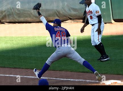 Baltimora, Stati Uniti. 18th ago, 2022. BALTIMORA, MD - AGOSTO 18: Chicago Cubs Catcher P.J. Higgins (48) viene tirato fuori dalla borsa nell'ottava edizione durante una partita di MLB tra i Baltimore Orioles e i Chicago Cubs, il 18 agosto 2022, all'Orioles Park a Camden Yards, a Baltimora, Maryland. (Foto di Tony Quinn/SipaUSA) Credit: Sipa USA/Alamy Live News Foto Stock