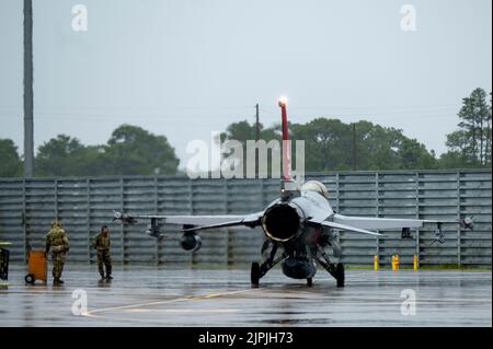 I capi dell'equipaggio dell'aeronautica degli Stati Uniti assegnati allo Squadron di manutenzione dell'aeromobile 187th si preparano a lanciare un Falcon combattente F-16 alla base dell'aeronautica di Eglin, Florida, 12 agosto 2022. L'aereo ha volato una squadra di addestramento per sostenere il capstone del corso di addestramento di base del 43d Fighter Squadron che verifica le abilità che i piloti degli studenti F-22 hanno imparato in un ambiente di combattimento simulato. (STATI UNITI Foto Air Force di Tech. SGT. Betty R. Chevalier) Foto Stock