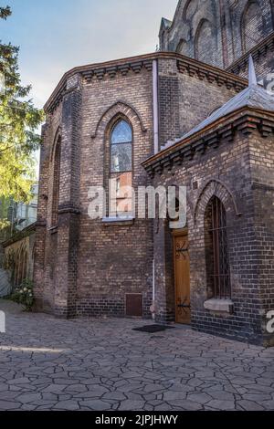 Un'immagine verticale dell'ingresso di una chiesa nel distretto di Srodmiescie, Danzica, Polonia Foto Stock