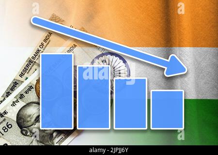 Economia grafico - freccia giù, Cash Indian Rupees Notes e Indian Flag Foto Stock