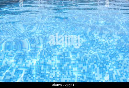 particolare di una vista della superficie di una piscina con fondo piastrellato Foto Stock