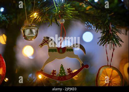 decorazioni dell'albero di natale, cavallo a dondolo, baubles, ornamento di natale, decorazione dell'albero di natale, ornamento dell'albero di natale, cavalli dondolanti Foto Stock