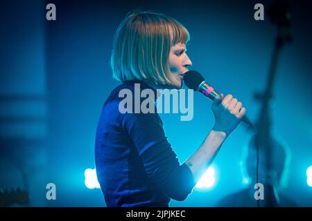 Edimburgo, Scozia. Gio 18 Agosto 2022. Jenny Hval, cantautore norvegese, è sul palco di Summerhall nell'ambito dell'Edinburgh Fringe Festival del 2022. Ha pubblicato otto album solisti, due sotto l'alias Rockettothesky e sei sotto il suo nome. Il suo album più recente, intitolato "Classic Objects", è stato pubblicato nel marzo del 2022 con l'iconica etichetta discografica 4AD. Foto Stock