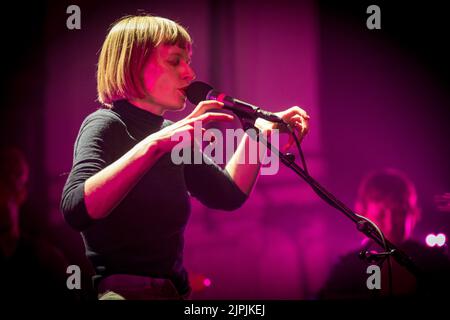 Edimburgo, Scozia. Gio 18 Agosto 2022. Jenny Hval, cantautore norvegese, è sul palco di Summerhall nell'ambito dell'Edinburgh Fringe Festival del 2022. Ha pubblicato otto album solisti, due sotto l'alias Rockettothesky e sei sotto il suo nome. Il suo album più recente, intitolato "Classic Objects", è stato pubblicato nel marzo del 2022 con l'iconica etichetta discografica 4AD. Foto Stock