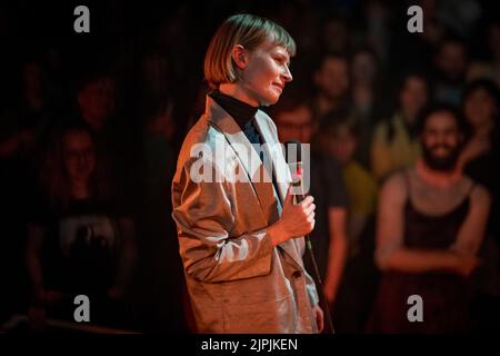 Edimburgo, Scozia. Gio 18 Agosto 2022. Jenny Hval, cantautore norvegese, è sul palco di Summerhall nell'ambito dell'Edinburgh Fringe Festival del 2022. Ha pubblicato otto album solisti, due sotto l'alias Rockettothesky e sei sotto il suo nome. Il suo album più recente, intitolato "Classic Objects", è stato pubblicato nel marzo del 2022 con l'iconica etichetta discografica 4AD. Foto Stock