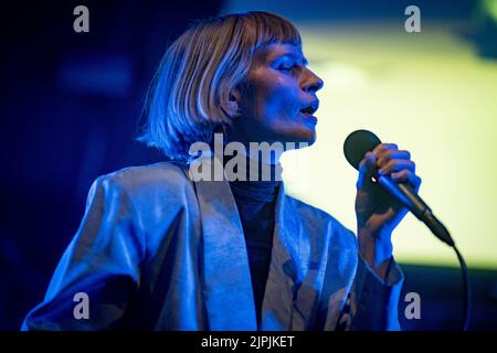 Edimburgo, Scozia. Gio 18 Agosto 2022. Jenny Hval, cantautore norvegese, è sul palco di Summerhall nell'ambito dell'Edinburgh Fringe Festival del 2022. Ha pubblicato otto album solisti, due sotto l'alias Rockettothesky e sei sotto il suo nome. Il suo album più recente, intitolato "Classic Objects", è stato pubblicato nel marzo del 2022 con l'iconica etichetta discografica 4AD. Foto Stock