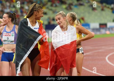 18,8.2022, Monaco, Olympiastadion, Campionati europei Monaco di Baviera 2022: Atletica, Adrianna Sulek (Polonia) e Nafissatou Thiam (Belgio) dopo la gara femminile di eptathlon 800m (Sven Beyrich/SPP-JP) Credit: SPP Sport Press Photo. /Alamy Live News Foto Stock