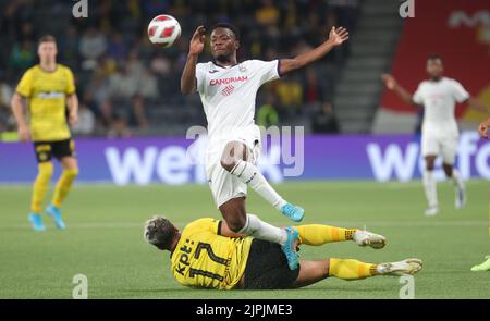 Kevin Ruegg DI YB e Francis Amuzu di Anderlecht lottano per la palla durante la partita della squadra svizzera Young Boys Bern contro la squadra belga RSC Anderlecht, prima tappa del concorso UEFA Conference League giovedì 18 agosto 2022, a Berna (Svizzera). BELGA PHOTO VIRGINIE LEFOUR Foto Stock