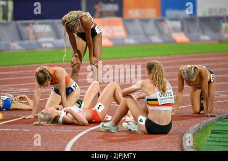 Monaco, Germania. 18th ago, 2022. Il belga Nafissatou Nafi Thiam e il belga Noor Vidts hanno mostrato la foto dopo l'evento di 800 metri della competizione femminile di eptathlon ai Campionati europei di atletica, a Monaco di Baviera 2022, Germania, giovedì 18 agosto 2022. La seconda edizione dei Campionati europei si svolge dal 11 al 22 agosto e prevede nove sport. FOTO DI BELGA ERIC LALMAND Credit: Belga News Agency/Alamy Live News Foto Stock