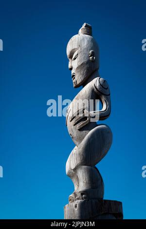 Statua di Maori intagliata, Porirua, Wellington, North Island, Nuova Zelanda Foto Stock