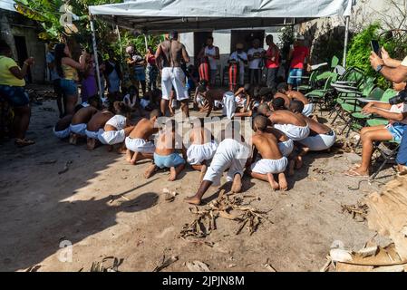 Santo Amaro, Bahia, Brasile - 24 luglio 2022: I membri dell'evento culturale Nego Fugido cantano e si siedono sul terreno per la fine della schiavitù ad Acupe, Sant Foto Stock