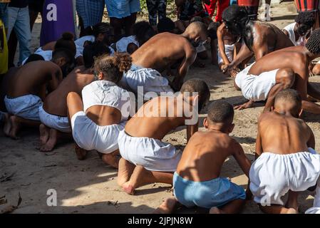 Santo Amaro, Bahia, Brasile - 24 luglio 2022: I membri dell'evento culturale Nego Fugido cantano e si siedono sul terreno per la fine della schiavitù ad Acupe, Sant Foto Stock