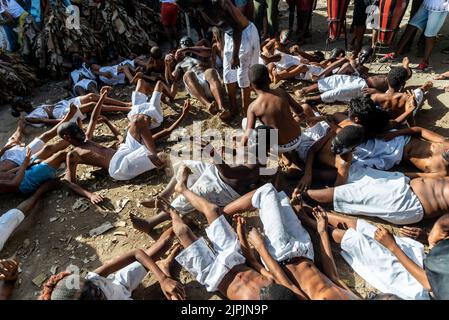 Santo Amaro, Bahia, Brasile - 24 luglio 2022: I membri della manifestazione culturale Nego Fugido giacciono sul terreno per la fine della schiavitù ad Acupe, San Foto Stock