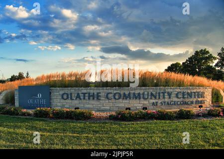 Olathe, Kansas - Agosto, 18 2022 - cartello Olathe Community Center all'angolo tra Kansas City Road e Ridgeview Foto Stock