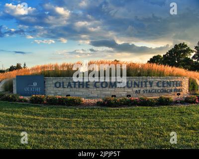 Olathe, Kansas - Agosto, 18 2022 - cartello Olathe Community Center all'angolo tra Kansas City Road e Ridgeview Foto Stock