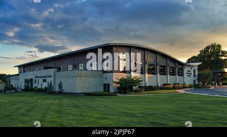 Olathe, Kansas - Agosto, 18 2022 - angolo d'angolo dell'edificio del Community Center. Architettura moderna ed efficiente Foto Stock