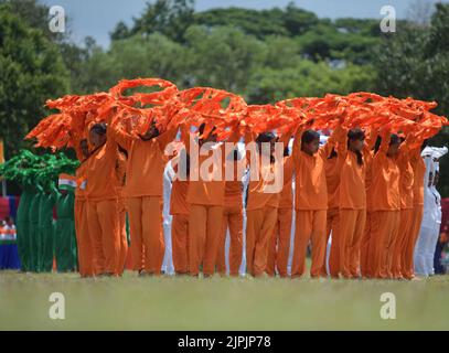 Gli studenti si esibiscono durante la funzione del 76th° giorno dell'Indipendenza presso l'Assam Rifles Ground di Agartala. Tripura, India. Foto Stock