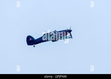 Eastbourne, East Sussex, Regno Unito. Con il volo commemorativo della Battaglia di Gran Bretagna, con l'uragano. Il flyby all'annuale Eastbourne International Airshow visto dalla spiaggia di Eastbourne. 18th agosto 2022. Credit: David Smith/Alamy Live News Foto Stock