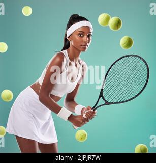 Tennis, sport e allenamento con una giovane giocatrice che tiene una racchetta e colpisce palline in studio su uno sfondo verde. Ritratto di un sano Foto Stock