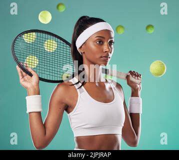Fitness, tennista sana e attiva o atleta femminile focalizzata e determinata sugli obiettivi di allenamento. Bello, giovane sportivo in abbigliamento sportivo Foto Stock