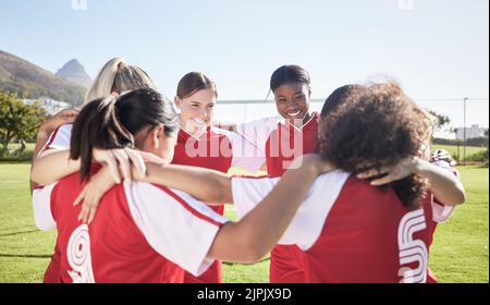 Calcio femminile, calcio o squadra huddle per il sostegno, la motivazione o la celebrazione cerchio sul campo sportivo. Gruppo vario di fitness, lavoro di squadra e felice Foto Stock