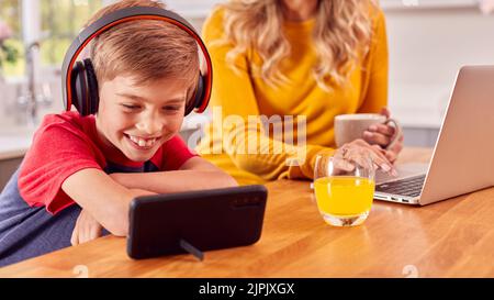 madre, internet, online, figlio, ufficio a casa, mamma, madri, mamma, stagisti, web, onlines, figli, uffici domestici Foto Stock