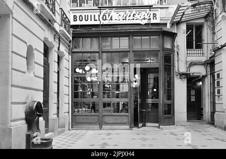 Lo storico ed estremamente popolare ristorante Bouillon Chartier (dal 1896), Parigi FR Foto Stock