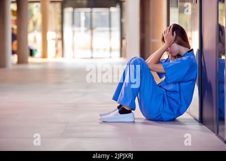 stanco, esausto, ospedale, infermiera, tiredini, estati, cliniche, ospedali, centri medici, infermieri Foto Stock
