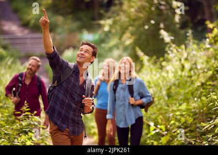 mostrare, indizio, escursioni, amici, indizi, amico Foto Stock