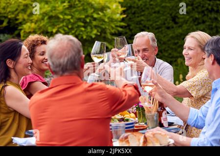 estate, alcol, amici, pane tostato, saluti, estati, alcolici, amici, brindisi, allegria Foto Stock