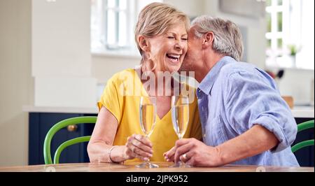 felice, amorevole, baciante, coppia più anziana, happies, romanticismo, coppie anziane Foto Stock