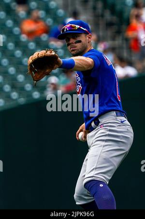 Baltimora, Stati Uniti. 18th ago, 2022. BALTIMORA, MD - 18 AGOSTO: Nico Hoerner (2), il quartiere di Chicago Cubs, si lancia alla prima base durante una partita di MLB tra i Baltimore Orioles e i Chicago Cubs, il 18 agosto 2022, presso l'Orioles Park a Camden Yards, a Baltimora, Maryland. (Foto di Tony Quinn/SipaUSA) Credit: Sipa USA/Alamy Live News Foto Stock