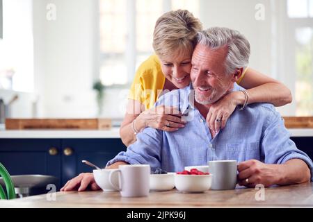 felice, casa, tenerezza, affetto, coppia più anziana, happies, case, affetti, coppie più anziane Foto Stock