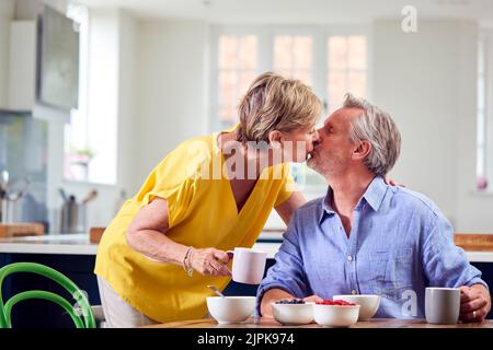 felice, amore, casa, colazione, bacio, coppia più anziana, happies, amori, case, colazioni, baci, coppie più anziane Foto Stock