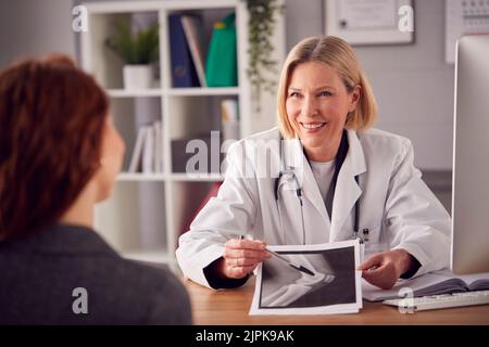 immagine radiografica, spiegazione, consultazione, medico, consultazione, radiologia, raggi x, raggi x, raggi x, consultazioni, medici, consulti Foto Stock