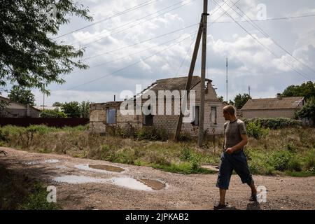 Shevchenkove, Ucraina. 18th ago, 2022. Un residente visto a piedi nel villaggio di Shevchenkove, Mykolaiv Oblast. Mentre i funzionari ucraini hanno rivendicato la parzialità per recuperare il loro territorio, e lanciando una contro-offensiva nell'asse sud del paese, compreso Mykolaiv Oblast, l'area è stata sottoposta a pesanti combattimenti, e i villaggi liberati che circondano Mykolaiv città sono stati sotto pesanti conchiglie. (Foto di Alex Chan Tsz Yuk/SOPA Images/Sipa USA) Credit: Sipa USA/Alamy Live News Foto Stock