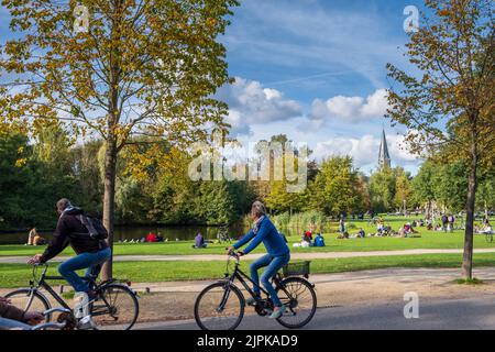 Il Vondelpark, un parco urbano pubblico di 47 ettari, Amsterdam, Paesi Bassi. Foto Stock