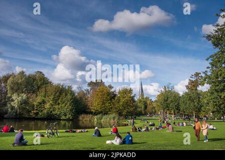 Il Vondelpark, un parco urbano pubblico di 47 ettari, Amsterdam, Paesi Bassi. Foto Stock