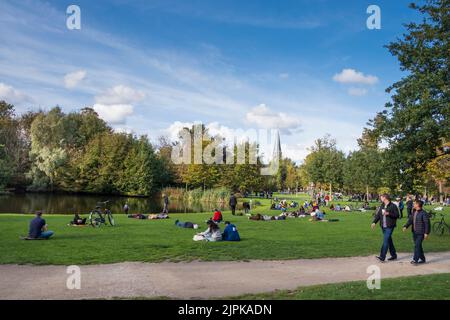 Il Vondelpark, un parco urbano pubblico di 47 ettari, Amsterdam, Paesi Bassi. Foto Stock