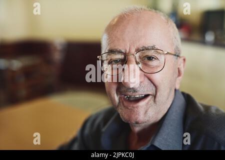 Amare i giorni di pensionamento. Un anziano in una casa di vecchiaia. Foto Stock