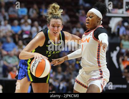 Uncanville, CT, Stati Uniti. 18th ago, 2022. Dallas Wings #3 Marina Mabrey Vs CT Sun #1 Odyssey Sims Under the Basket durante il WNBA Game 1 della loro serie di playoff di primo turno alla Mohegan Sun Arena. (Credit Image: © Stan Godlewski/ZUMA Press Wire) Foto Stock