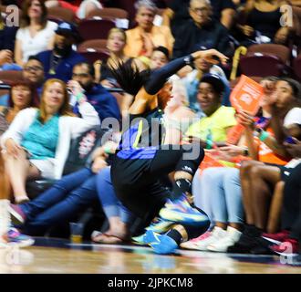 Uncanville, CT, Stati Uniti. 18th ago, 2022. Dallas Wings #6 Kayla Thornton scivola nella folla durante il gioco WNBA in Game 1 della loro prima serie di playoff al Mohegan Sun Arena. (Credit Image: © Stan Godlewski/ZUMA Press Wire) Foto Stock