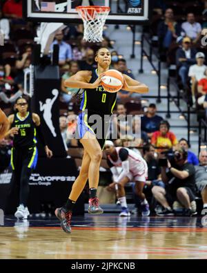 Uncanville, CT, Stati Uniti. 18th ago, 2022. Dallas Wings #0 Satou Sabally lancia un colpo che trova il suo segno per 3 al buzzer che termina il primo trimestre durante il gioco WNBA in Game 1 della loro prima serie di playoff al Mohegan Sun Arena. (Credit Image: © Stan Godlewski/ZUMA Press Wire) Foto Stock